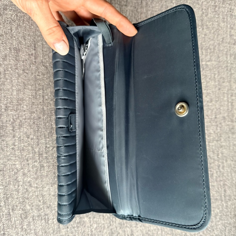 LUG Travel Wallet & Organizer - Picture 4 of 7